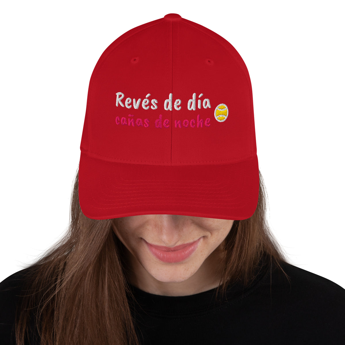 Red structured stretch-fit baseball cap embroidered with Revés de Día, front view