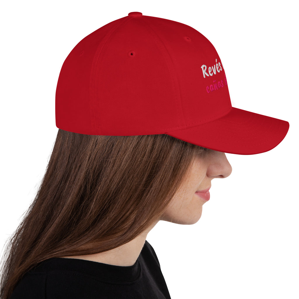 Red structured stretch-fit baseball cap embroidered with Revés de Día, right side view