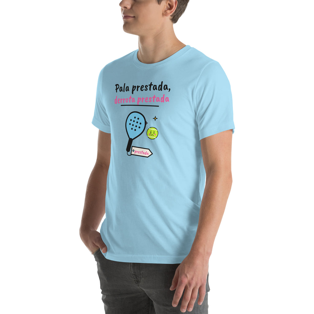 Front-left view of the ocean blue Pala Prestada, Derrota Prestada Padel Tee