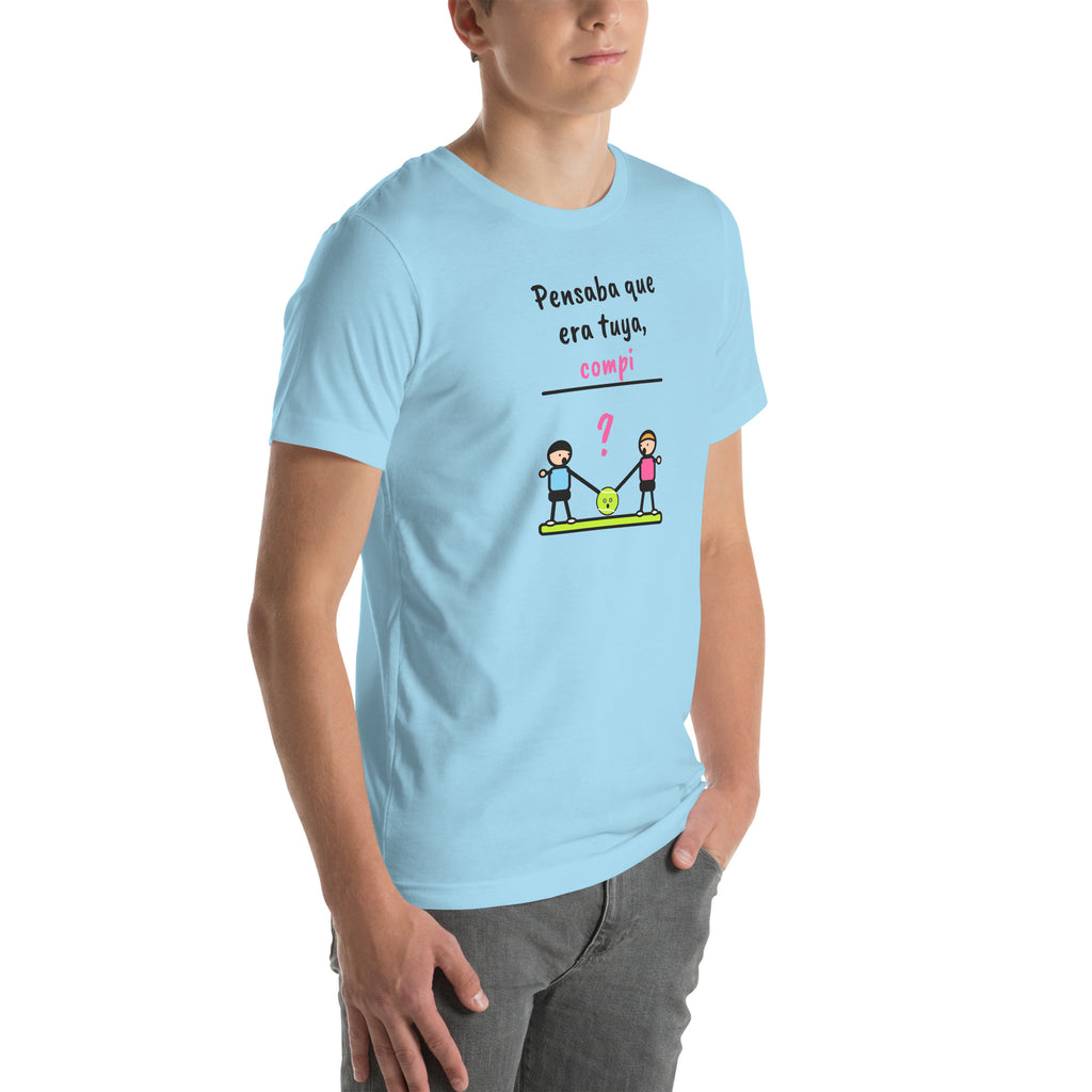 Front-right view of the ocean blue Pensaba Que Era Tuya, Compi Padel Tee