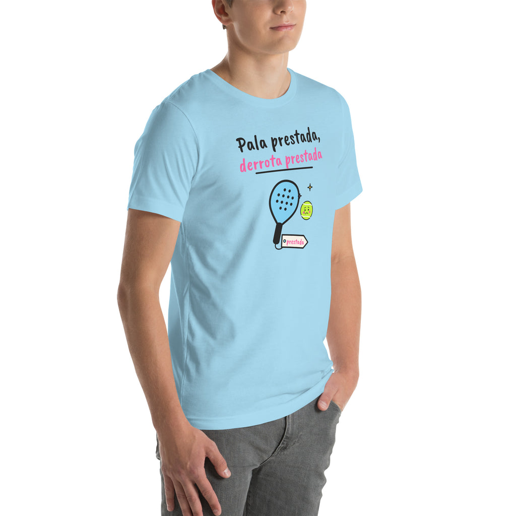 Front-right view of the ocean blue Pala Prestada, Derrota Prestada Padel Tee