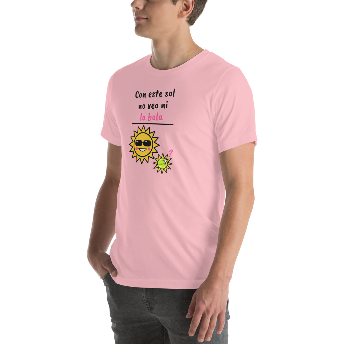 Front-left view of the pink Con Este Sol No Veo Ni La Bola Padel Tee