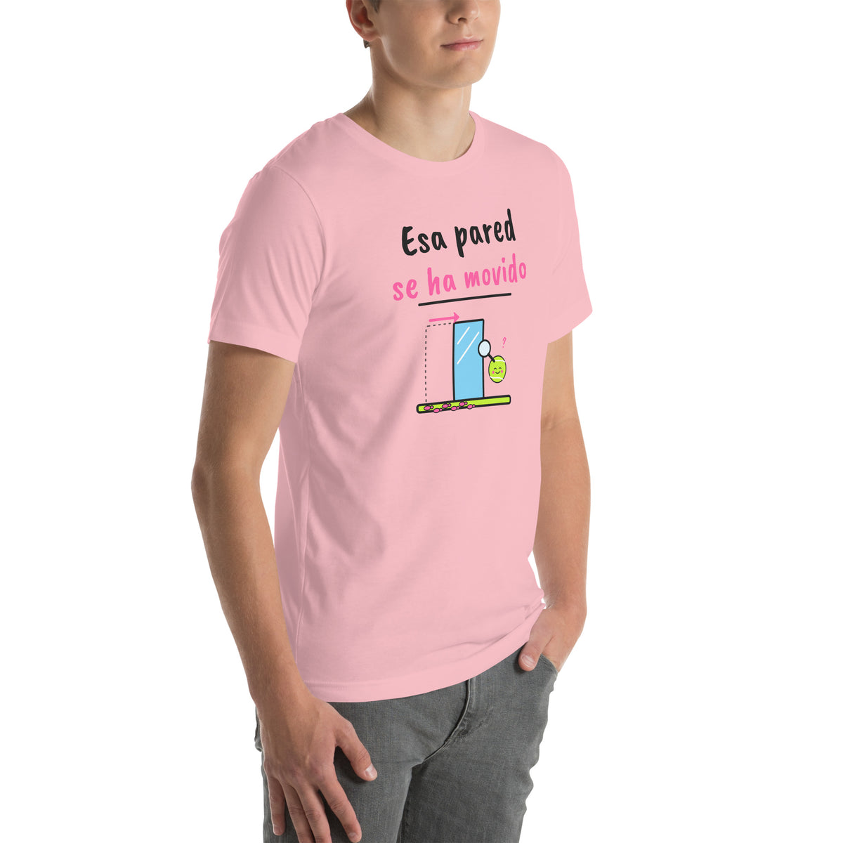 Front-right view of the pink Esa Pared Se Ha Movido Padel Tee