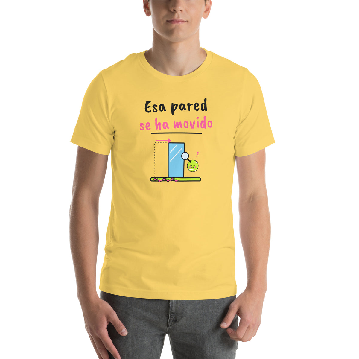 Front of the yellow Esa Pared Se Ha Movido Padel Tee